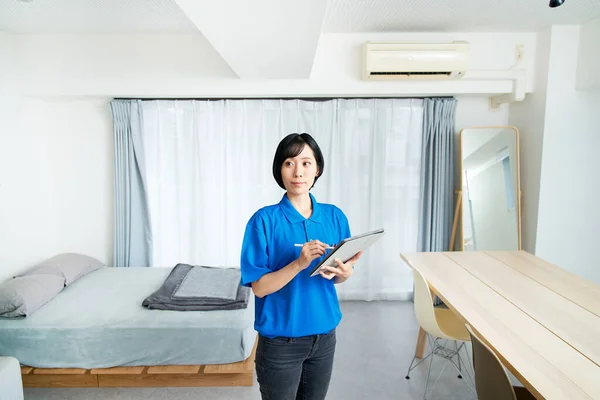 Una Mujer Con Ropa Trabajo Revisando Habitación —  Fotos de Stock