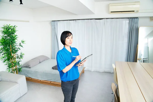 Una Mujer Con Ropa Trabajo Revisando Habitación —  Fotos de Stock