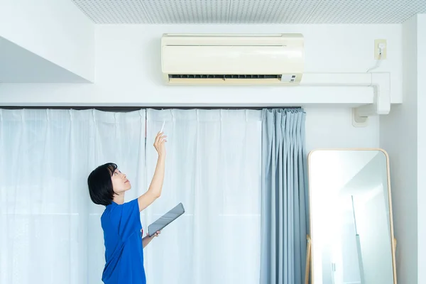 Kvinna Arbetskläder Kontrollerar Luftkonditioneringens Skick — Stockfoto