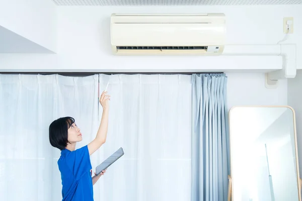 Žena Pracovním Oblečení Kontroluje Stav Klimatizátoru Vzduchu — Stock fotografie