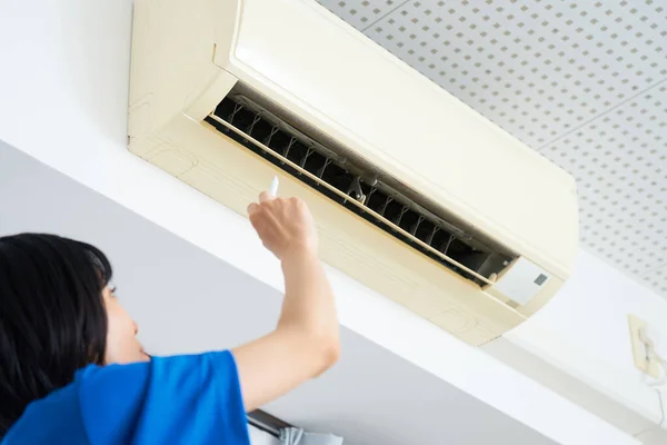 Kvinna Arbetskläder Kontrollerar Luftkonditioneringens Skick — Stockfoto
