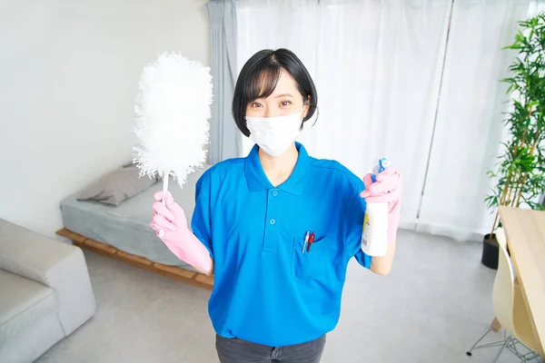 Uma Mulher Roupas Trabalho Limpando Quarto — Fotografia de Stock