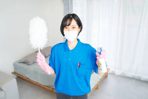 Uma Mulher Roupas Trabalho Limpando Quarto — Fotografia de Stock