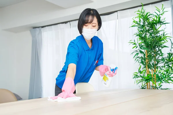 作業着の女性と部屋を拭くマスク — ストック写真
