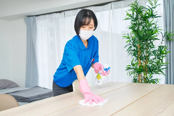 Una Mujer Con Ropa Trabajo Máscara Limpiando Habitación —  Fotos de Stock