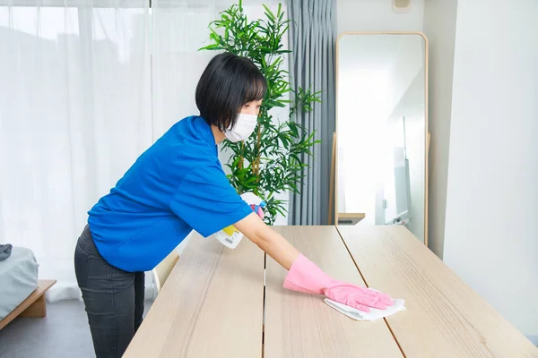 Una Mujer Con Ropa Trabajo Máscara Limpiando Habitación — Foto de Stock