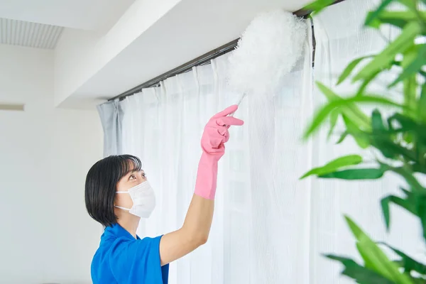 Elbiseli Bir Kadın Odayı Temizliyor — Stok fotoğraf