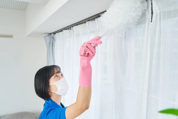 Μια Γυναίκα Ρούχα Εργασίας Που Καθαρίζει Δωμάτιο — Φωτογραφία Αρχείου
