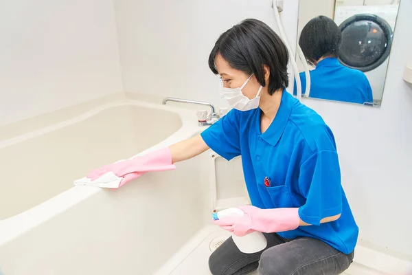 Eine Frau Arbeitskleidung Putzt Das Badezimmer — Stockfoto