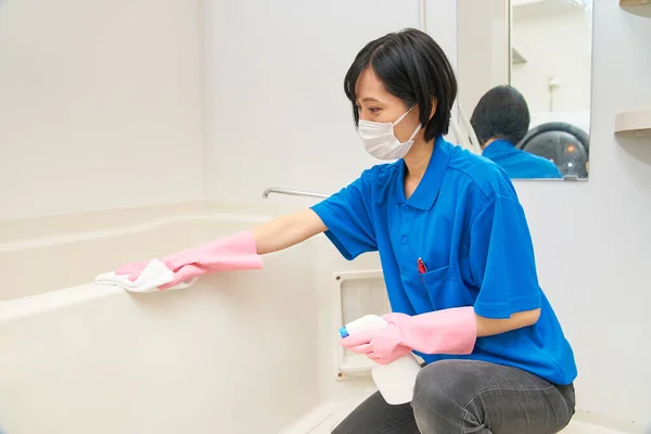 Uma Mulher Roupas Trabalho Limpando Banheiro — Fotografia de Stock