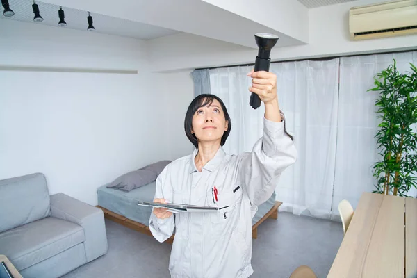Una Mujer Con Ropa Trabajo Revisando Habitación — Foto de Stock