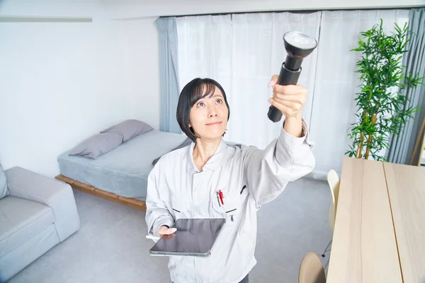 Жінка Робочому Одязі Перевіряє Кімнату — стокове фото