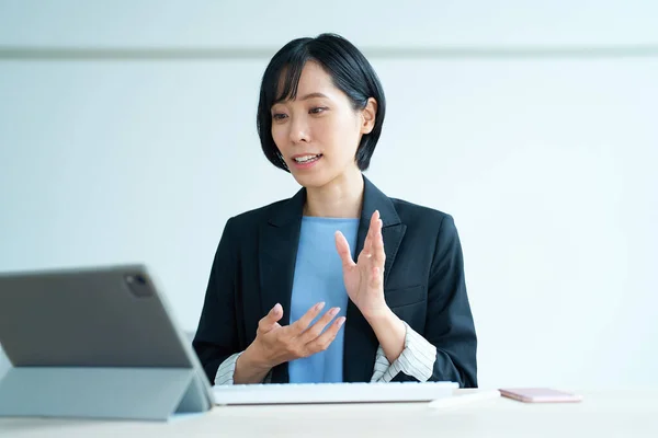 Businesswoman Using Tablet Online Communication Room — Stock fotografie