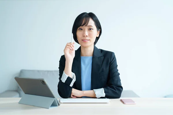 Retrato Una Mujer Negocios Que Trabaja Oficina —  Fotos de Stock