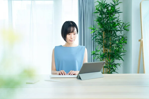 Asiatische Frau Mit Laptop Die Zimmer — Stockfoto