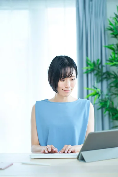 Mujer Asiática Usando Laptop Habitación — Foto de Stock