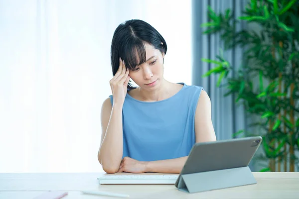 Uma Mulher Que Parece Cansada Frente Computador Sala — Fotografia de Stock