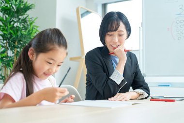 Çalışan bir kız ve odada desteklemek için takım elbiseli bir kadın.
