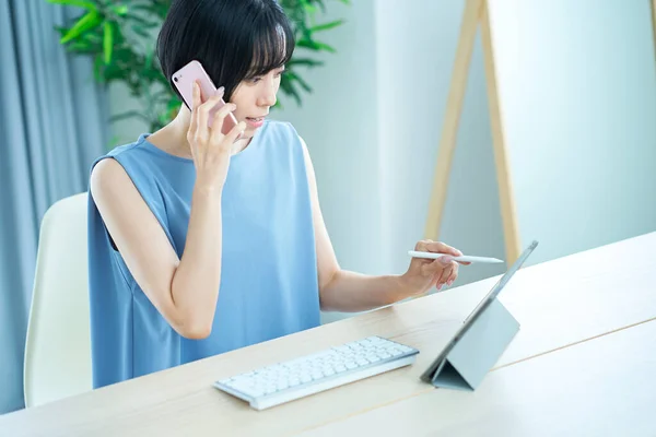 Kvinna Ringer Ett Telefonsamtal Medan Tittar Datorskärm Rummet — Stockfoto