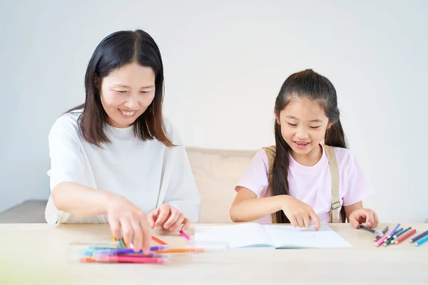 Γονείς Και Παιδιά Παίζουν Και Ζωγραφίζουν Στο Δωμάτιο — Φωτογραφία Αρχείου