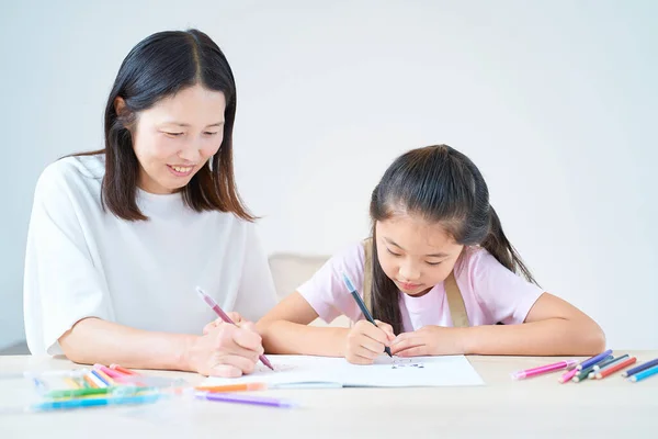 Genitore Bambino Che Giocano Disegnano Nella Stanza — Foto Stock