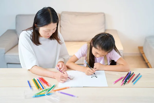 Genitore Bambino Che Giocano Disegnano Nella Stanza — Foto Stock