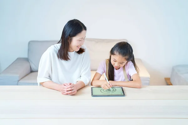 Ouder Kind Spelen Met Een Tablet Kamer — Stockfoto