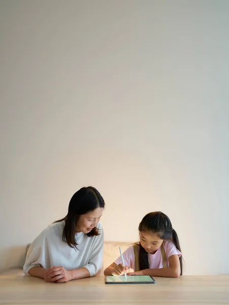 家长和孩子在房间里玩平板电脑 — 图库照片