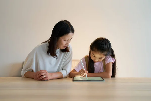 Eltern Und Kind Spielen Mit Tablet Zimmer — Stockfoto