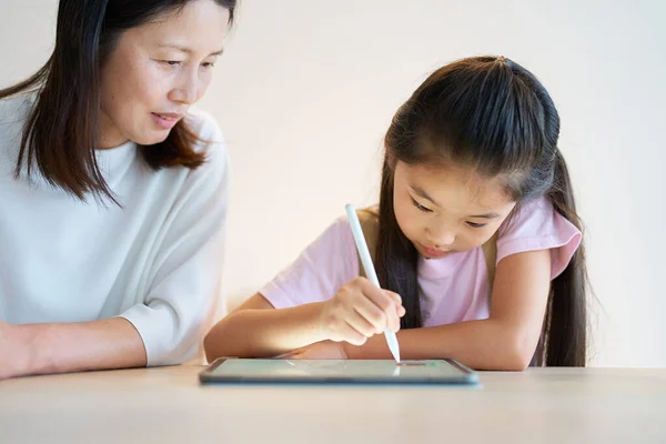 Parent Child Playing Tablet Room — Stock Photo, Image