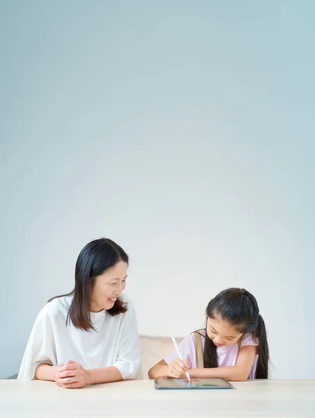 Eltern Und Kind Spielen Mit Tablet Zimmer — Stockfoto