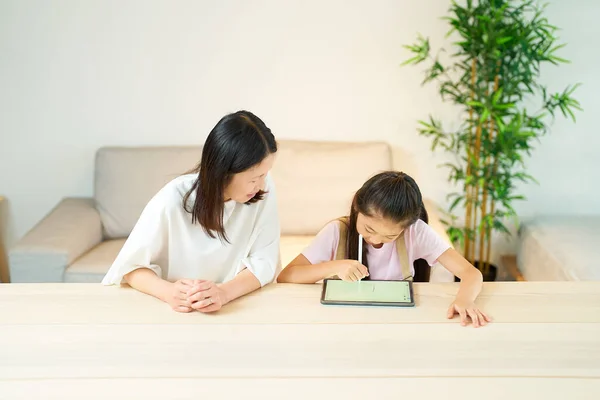 家长和孩子在房间里玩平板电脑 — 图库照片