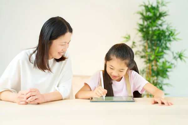 Parent Child Playing Tablet Room — Stock Photo, Image