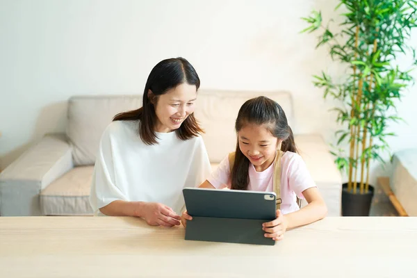 Vanhemmat Lapset Katselevat Tabletin Tietokoneen Näyttöä Hymyillen — kuvapankkivalokuva