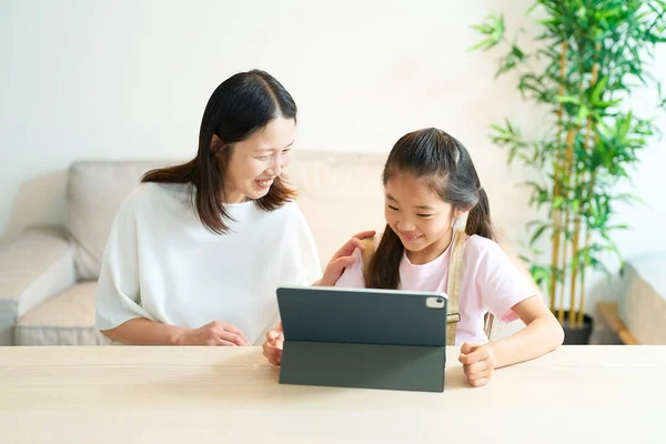 Eltern Und Kind Schauen Lächelnd Auf Den Bildschirm Des Tablet — Stockfoto