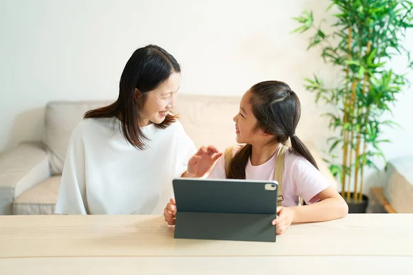 Förälder Och Barn Tittar Datorskärmen Med Ett Leende — Stockfoto