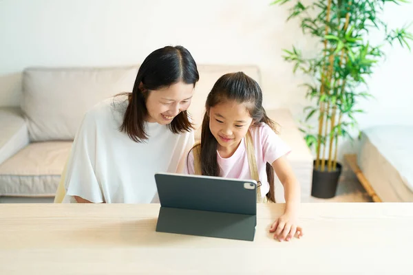 Pais Criança Olhando Para Tela Tablet Com Sorriso — Fotografia de Stock