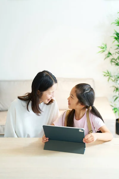Eltern Und Kind Schauen Lächelnd Auf Den Bildschirm Des Tablet — Stockfoto