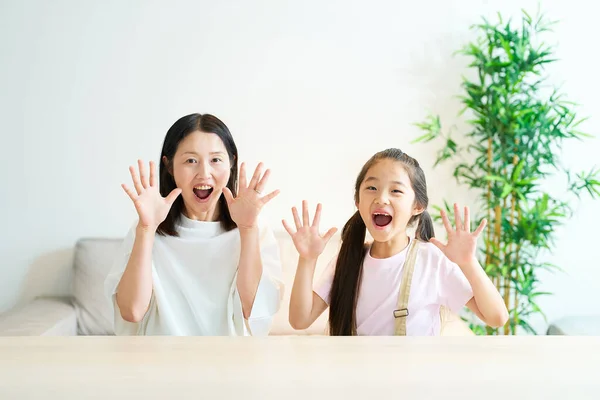 Eltern Und Kind Posieren Überrascht Zimmer — Stockfoto