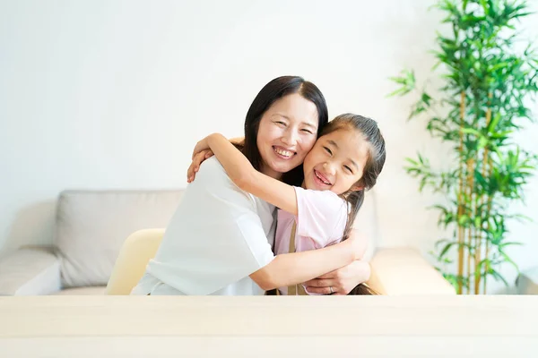 Eltern Und Kind Umarmen Sich Lächelnd Zimmer — Stockfoto