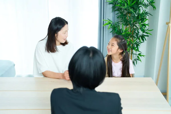 Conversation Scene Woman Suit Parent Child Room — Stock Photo, Image