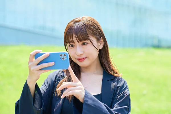 Young Woman Operating Smartphone Outdoors — Stock Photo, Image