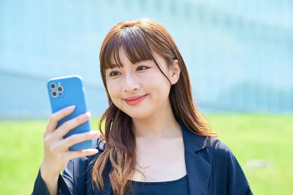 Mujer Joven Mirando Pantalla Del Teléfono Inteligente Aire Libre —  Fotos de Stock