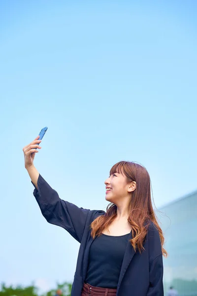 Young Woman Holding Smartphone Blue Sky — Stock Photo, Image