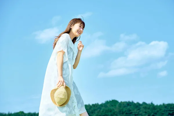 Young Woman Showing Relaxed Expression Clear Sky — Stock Photo, Image