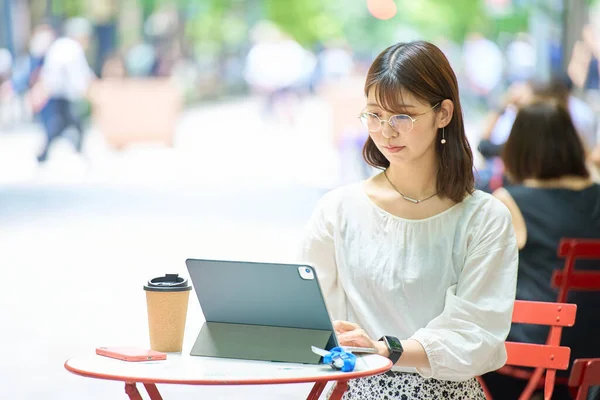 Güzel Bir Günde Dışarıda Bilgisayar Kullanan Bir Kadın — Stok fotoğraf