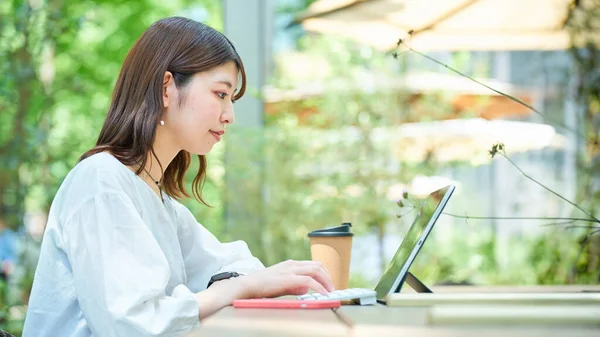Güzel Bir Günde Dışarıda Bilgisayar Kullanan Bir Kadın — Stok fotoğraf