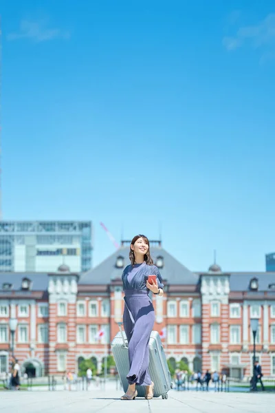 Una Mujer Caminando Por Ciudad Con Una Maleta Buen Día — Foto de Stock