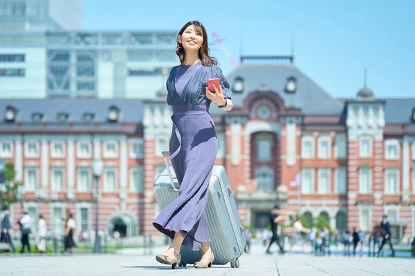 Una Mujer Caminando Por Ciudad Con Una Maleta Buen Día — Foto de Stock