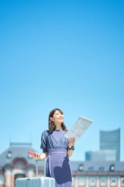 Una Mujer Sosteniendo Mapa Smartphone Calle —  Fotos de Stock